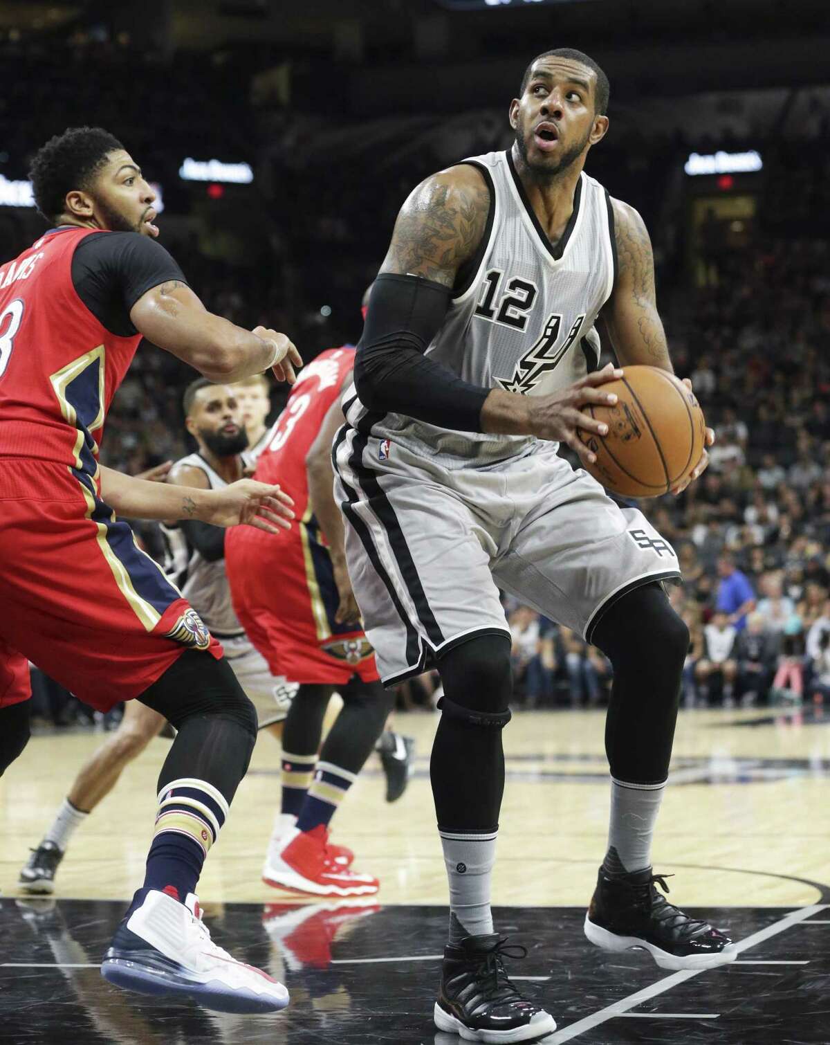 La Marcus Aldridge spots the basket as he sets up in the lane as the Spurs host the Pelicans at the AT&T Center on October 29, 2016.