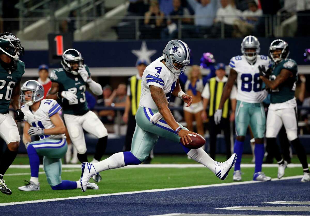 Dallas Cowboys quarterback Dak Prescott (4) runs the ball for a touchdown against the Philadelphia Eagles in the first half of an NFL football game, Sunday, Oct. 30, 2016, in Arlington, Texas. (AP Photo/Michael Ainsworth)