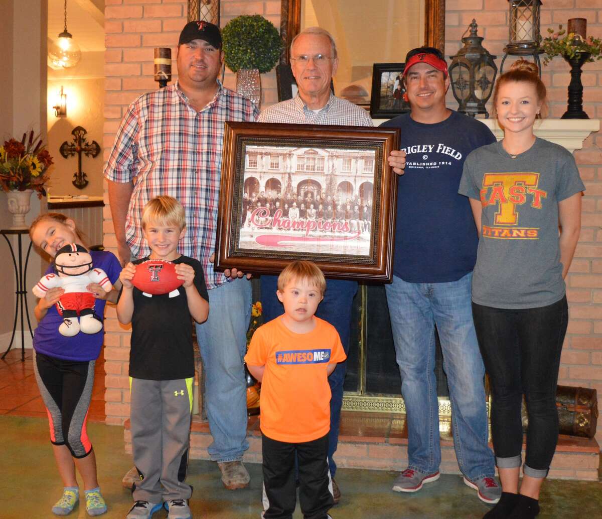 Barnett finds dad's 1938 Texas Tech team photo at Applebee's