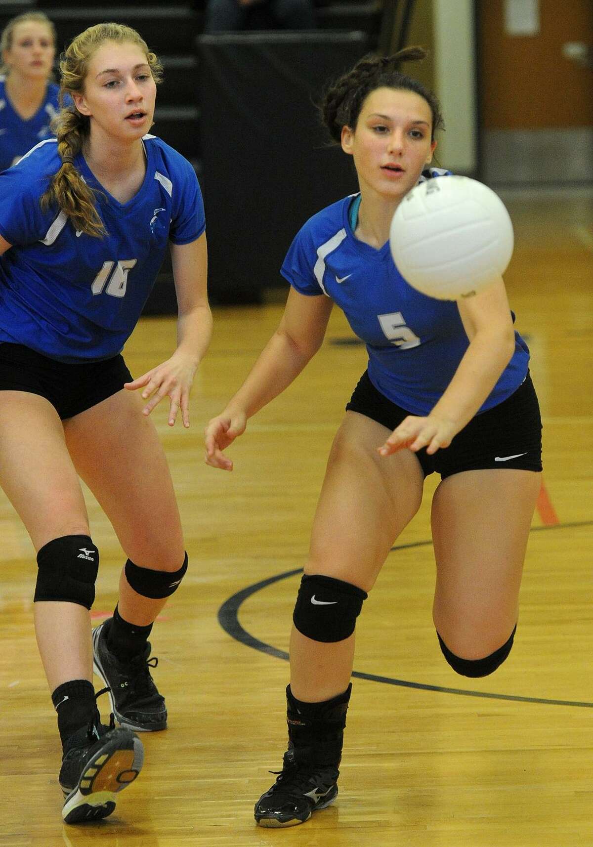 Trumbull Volleyball Sweeps Darien In LL First Round