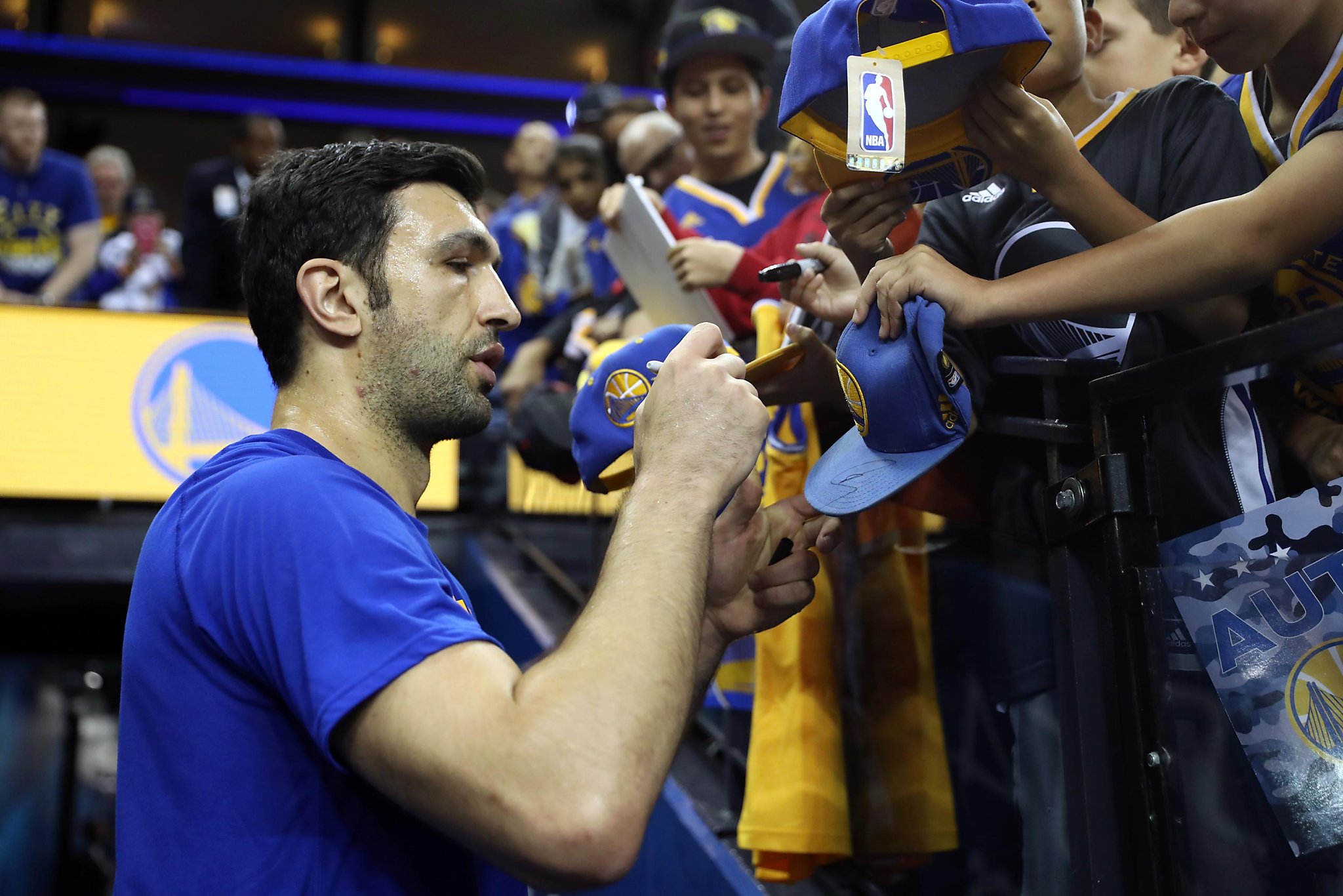 Zaza Pachulia shaves Warriors staffer's beard in time for team photo