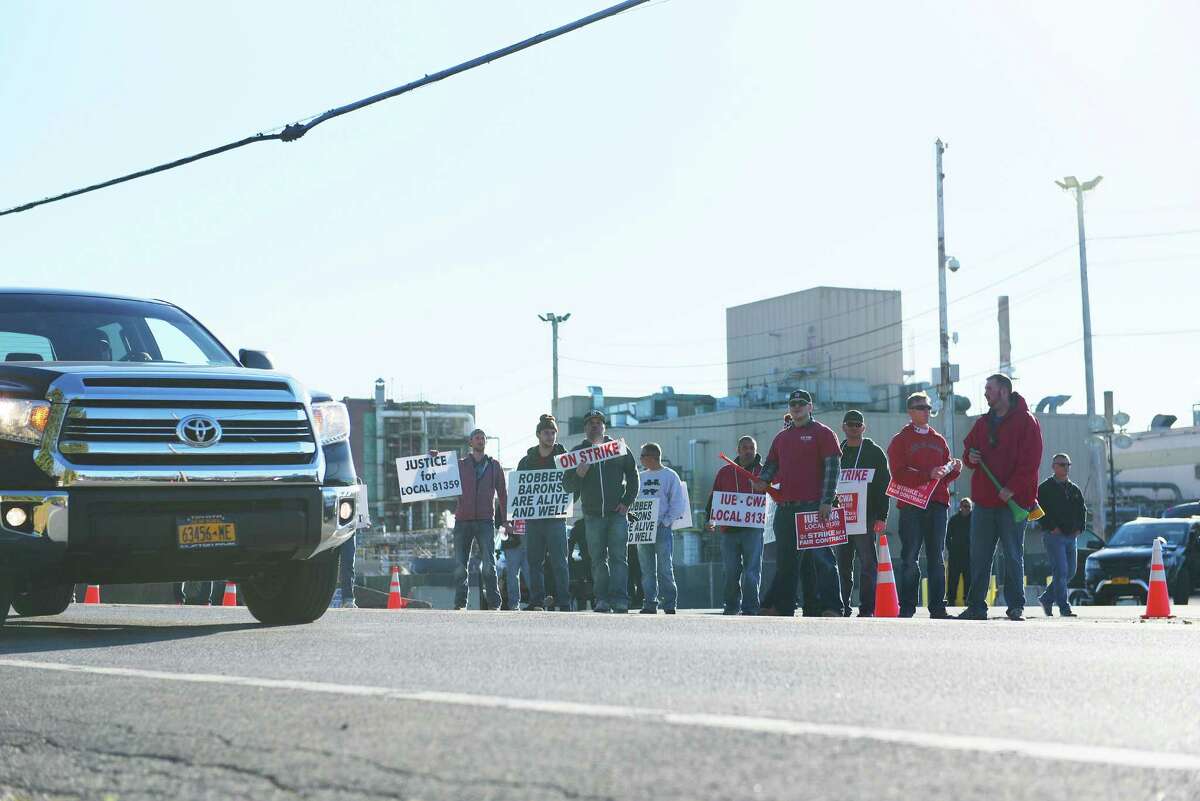 Momentive employees who are members of the UE-CWA Local 81359 union take part in a picket as they strike outside the Momentive plant on Monday, Nov. 7, 2016, in Waterford, N.Y. (Paul Buckowski / Times Union)