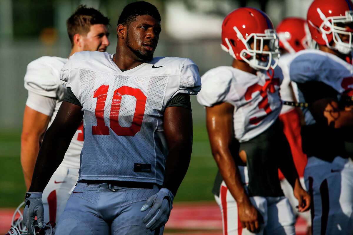 University of Houston defensive tackle Ed Oliver (10), a freshman and UH's top recruit last year, takes a break between drills Thursday, August 18, 2016 in Houston. ( Michael Ciaglo / Houston Chronicle )