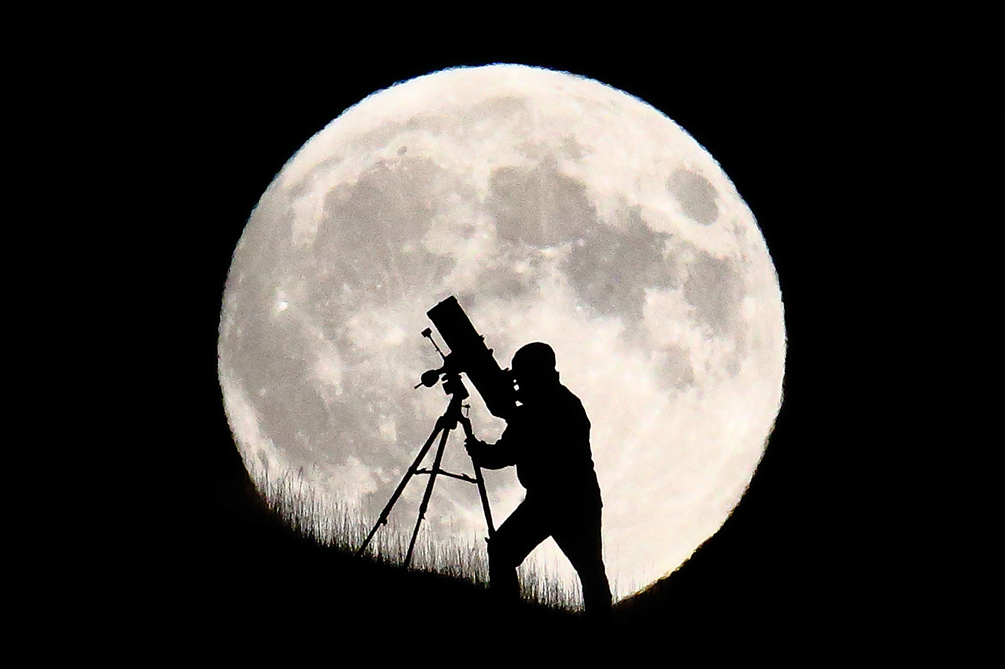 В погоне за луной 2024. Луна в телескоп. Телескоп для наблюдения за луной. Человек с телескопом. Наблюдения Луна телескоп.