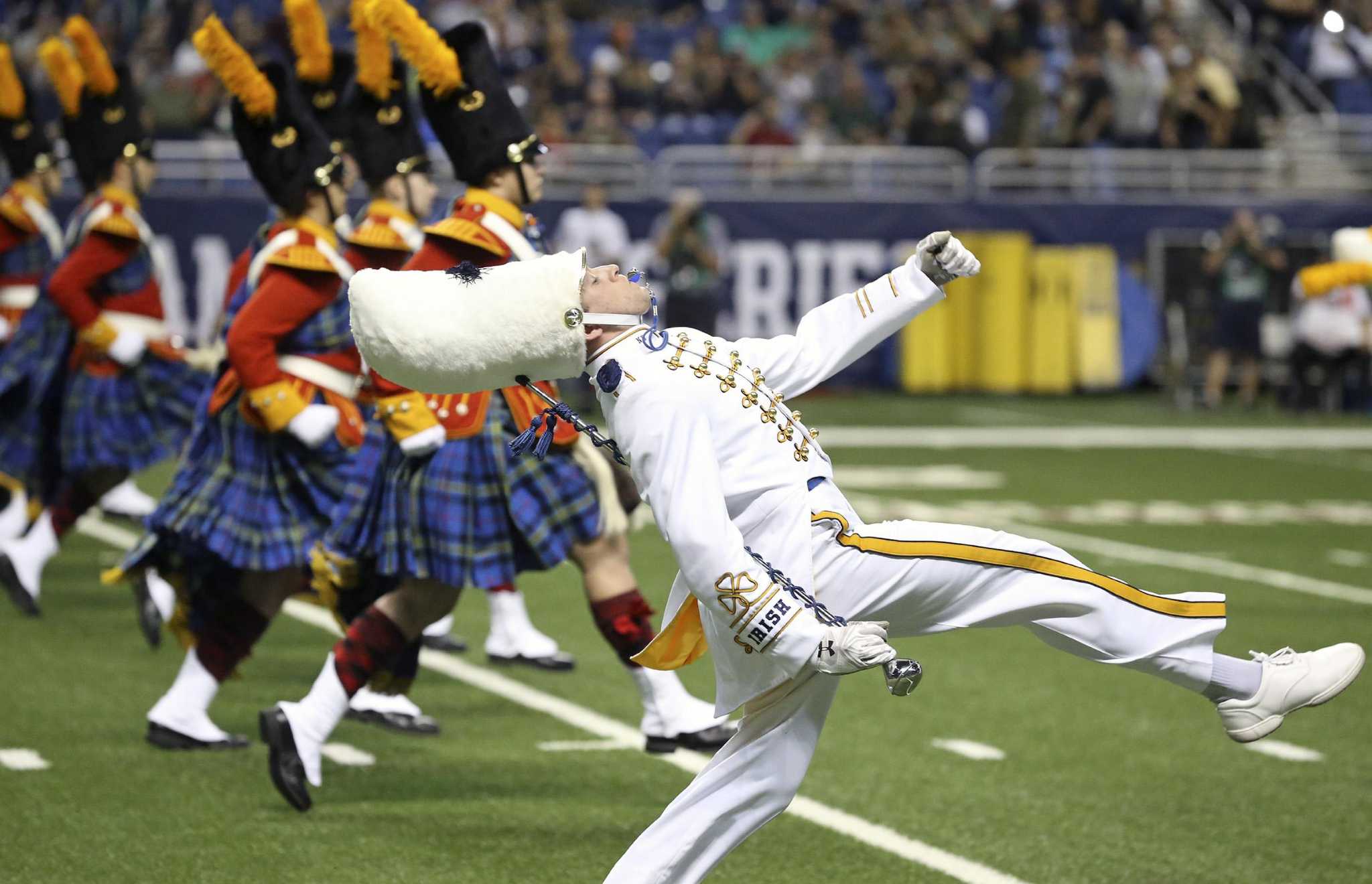 October 31, 2015: Notre Dame Fighting Irish wide receiver Torii Hunter Jr.,  (16) with the catch during the NCAA football game between the Notre Dame  Fighting Irish and the Temple Owls at