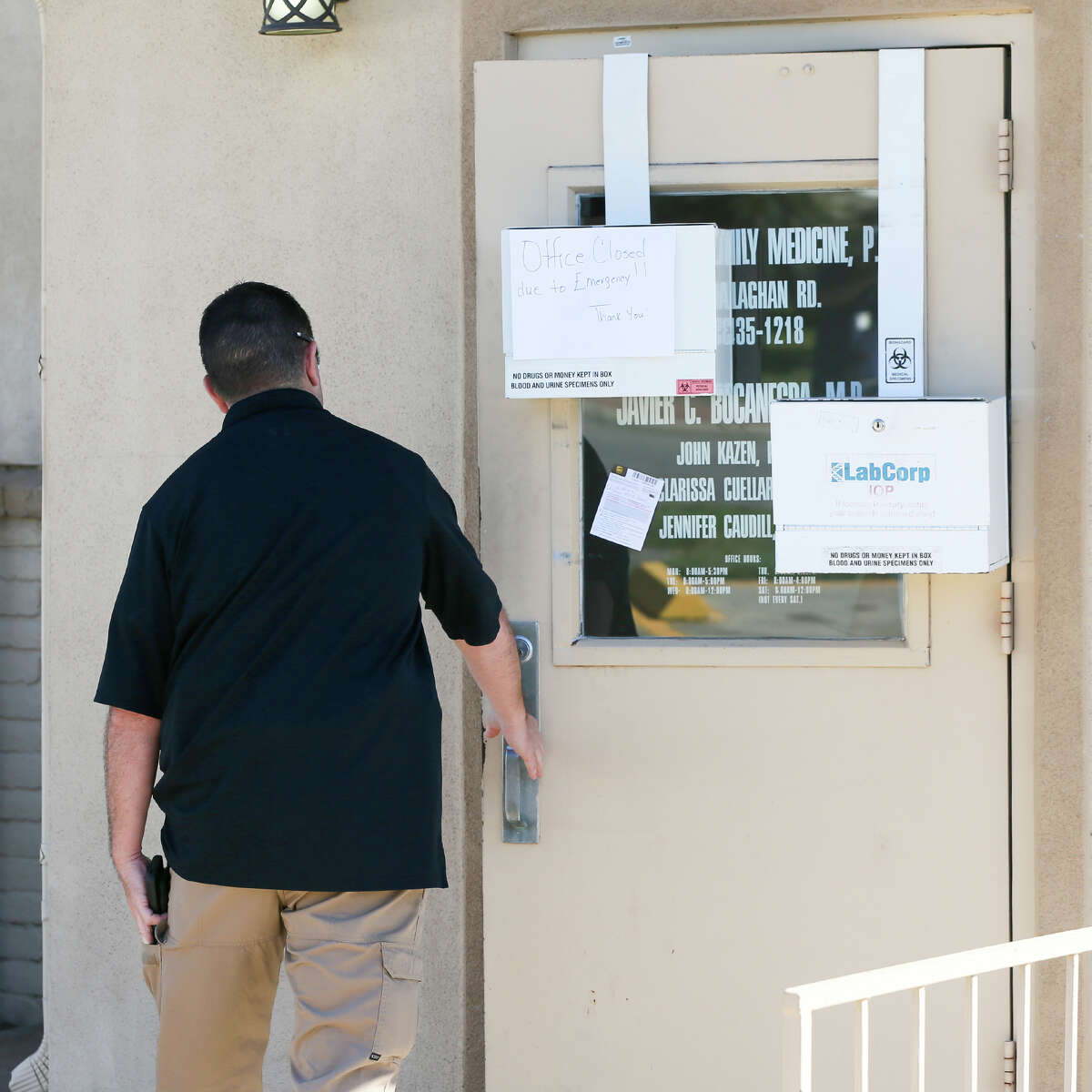An FBI agent enters the front door of the family medicine office of Javier C. Bocanegra, M.D. at 1616 Callaghan Rd during an investigation by the agency on Tuesday, Nov. 15, 2016. MARVIN PFEIFFER/ mpfeiffer@express-news.net