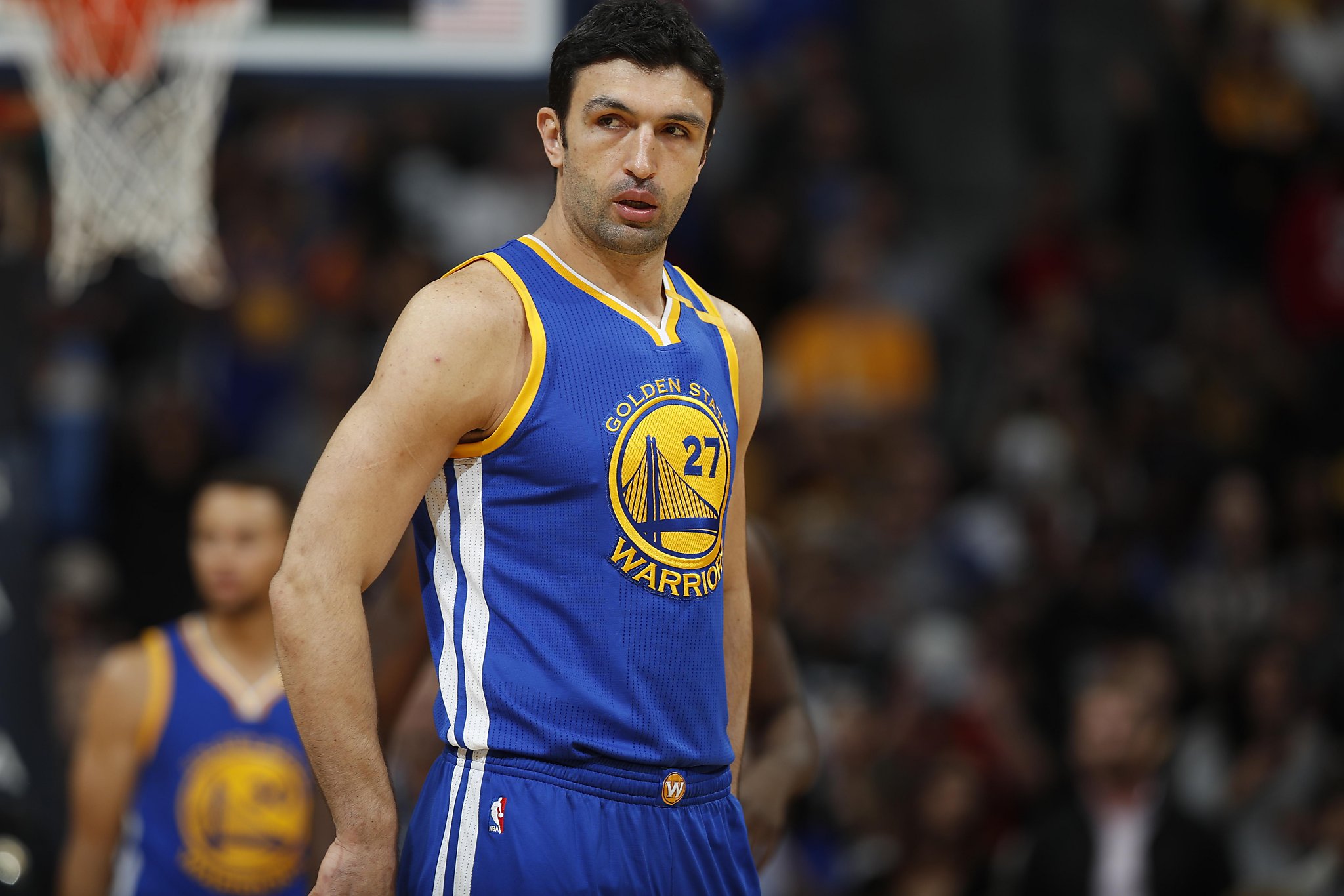 Zaza Pachulia shaves Warriors staffer's beard in time for team photo
