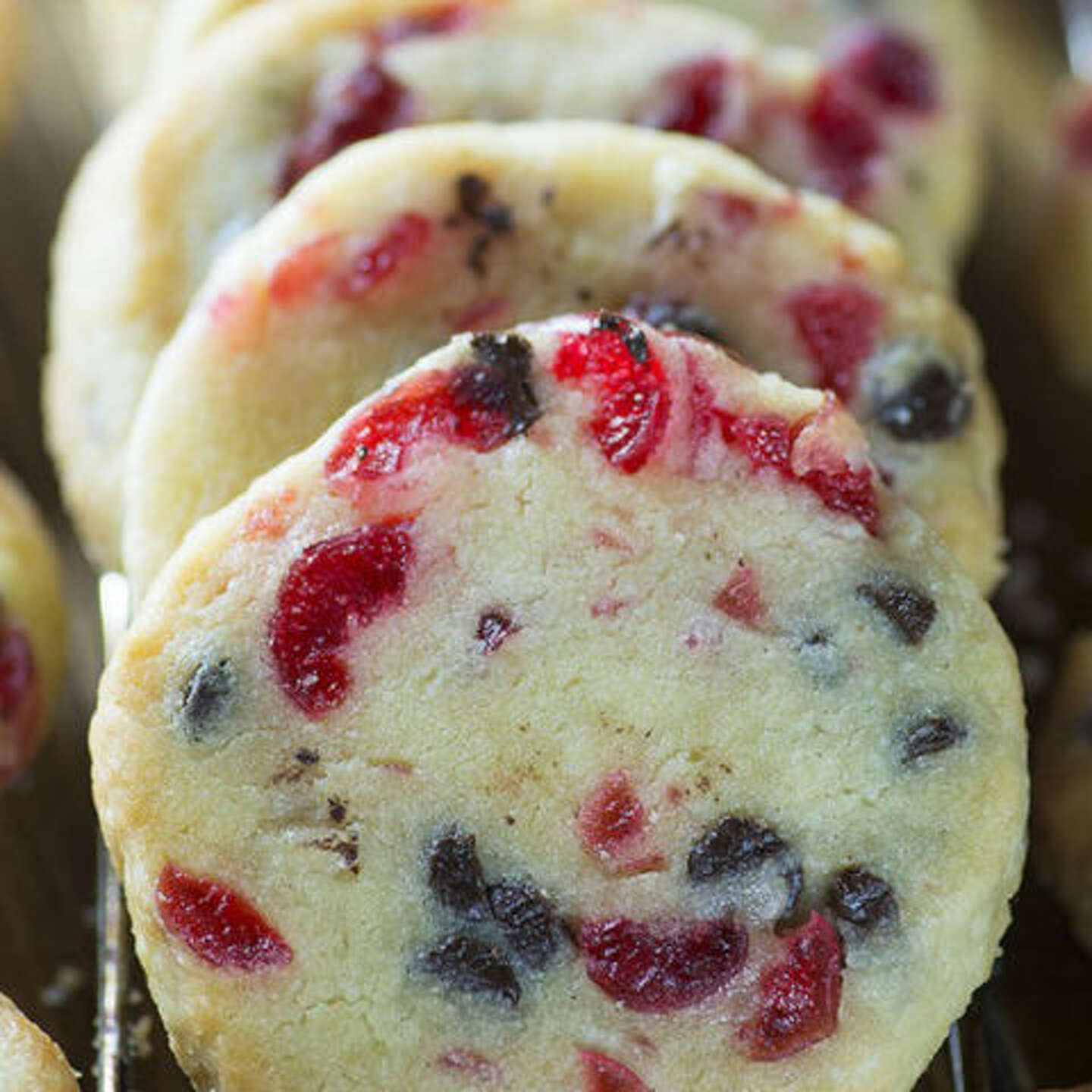 Песочное печенье с вишней. Вкусное шоколадное печенье. Печенье продвагон. Печенье вишенка. Вишневые печеньки.