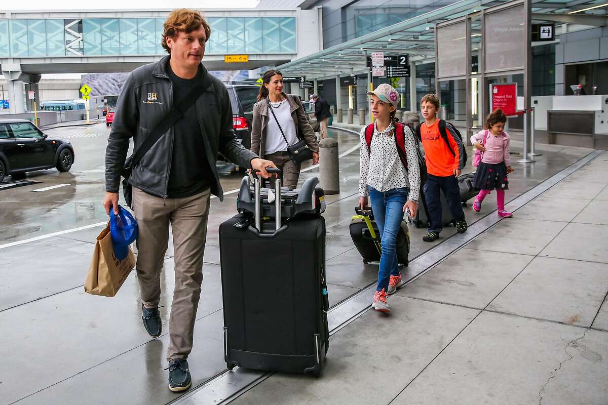 (l-r) Noah Hagey, Allison Hagey, Jolie Hagey, 11, Brooks Hagey, 8 and Eva Hagey, 5, walk with their baggage before getting on a flight to Austin, Texas for the Thanksgiving holiday, at San Francisco International Airport, in San Francisco, California, on Sunday, Nov. 20, 2016.