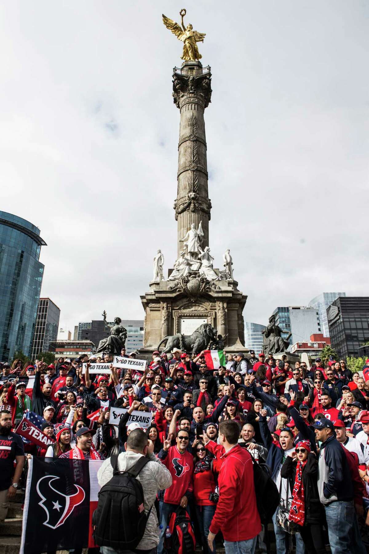 Mexico City crowd has pro-Raiders feel in game vs. Texans