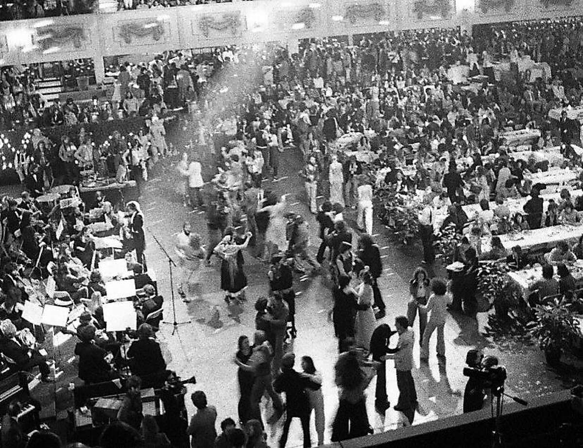 《最后的华尔兹》音乐会于1976年11月25日在温特兰举行，由马丁·斯科塞斯拍摄，乐队和许多客座音乐家演出，包括尼尔·杨、鲍勃·迪伦、范·莫里森、埃里克·克莱普顿、罗恩·伍德、林戈·斯塔尔、约翰博士和乔尼·米切尔