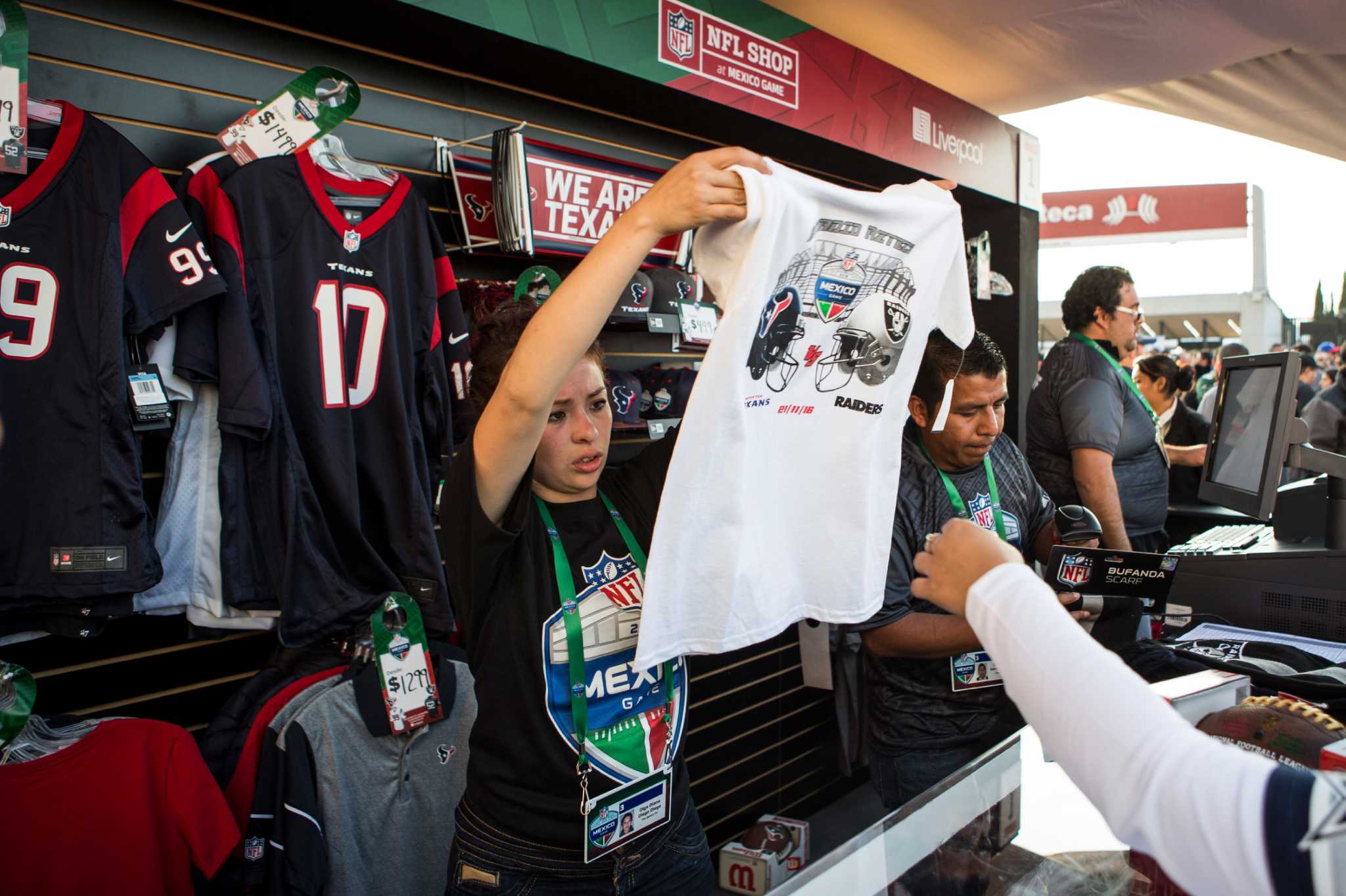 Fan shines green laser on Texans QB Brock Osweiler during game - The Boston  Globe