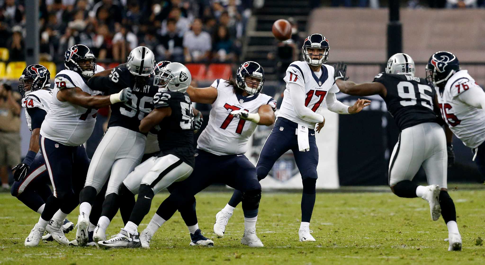 Carr helps Raiders rally past Texans 27-20 in Mexico City 