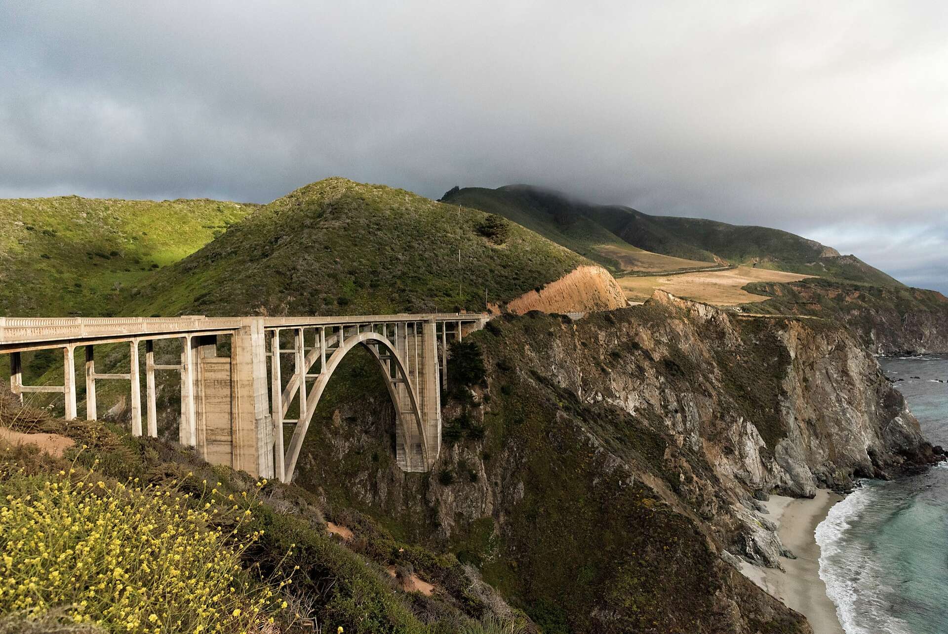 Insane video shows miles-long gridlock caused by photo-seekers on Highway 1