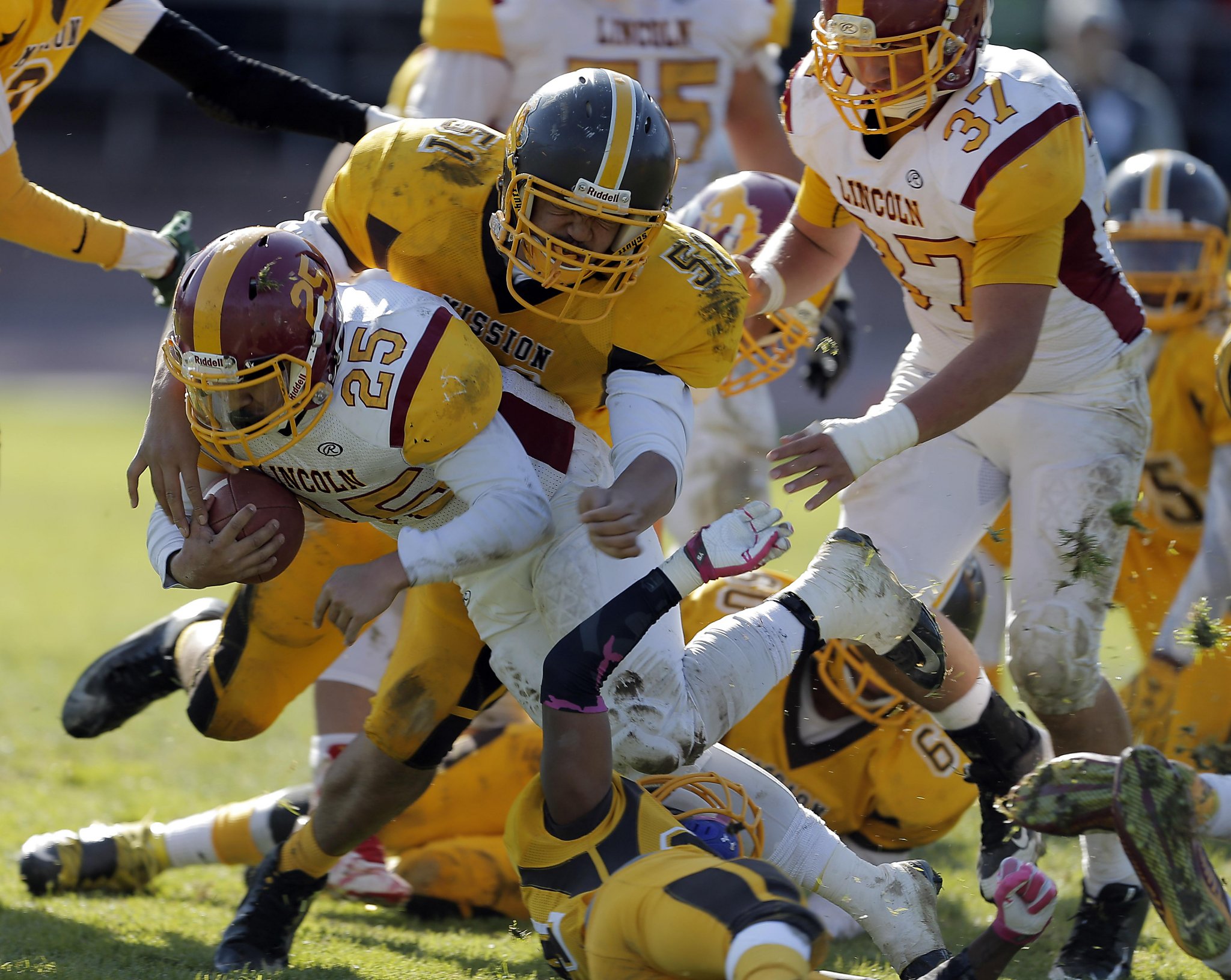 Lincoln prevails in San Francisco's Thanksgiving high school football  championship game