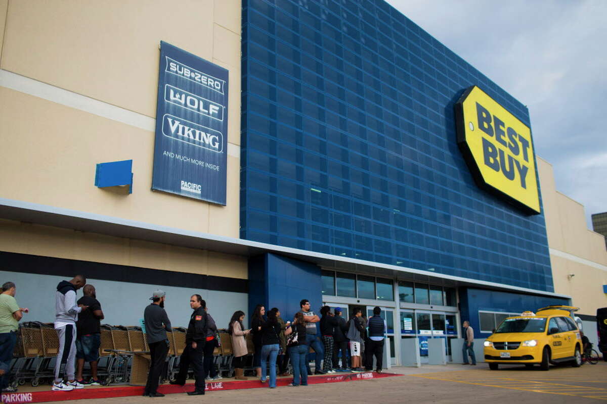 Black Friday deals again attract shoppers