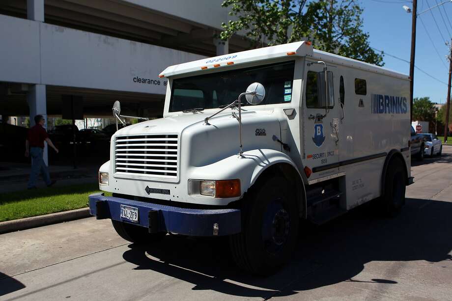 Motorists nab cash spilled by armored truck, causing crashes - The ...