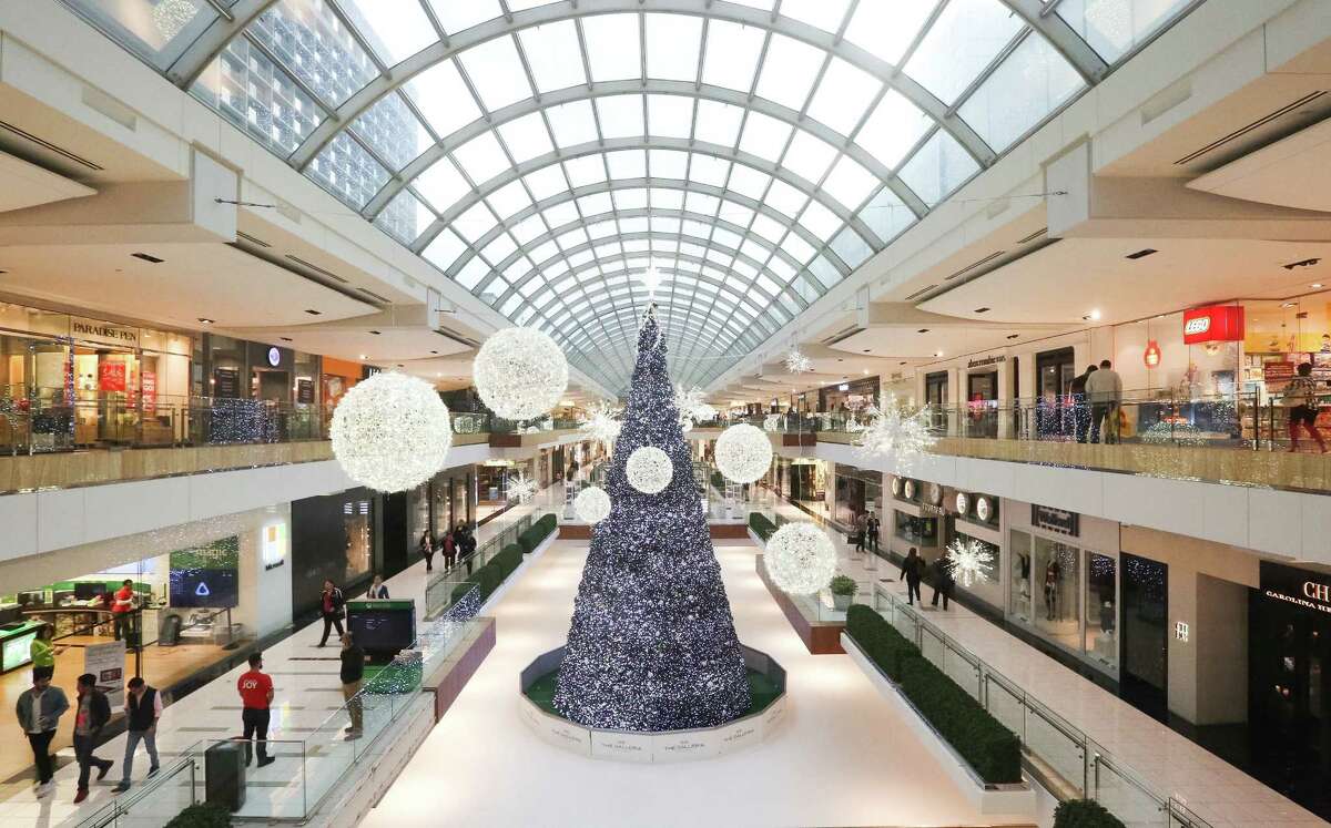 Galleria Dallas Installs Ginormous Christmas Tree