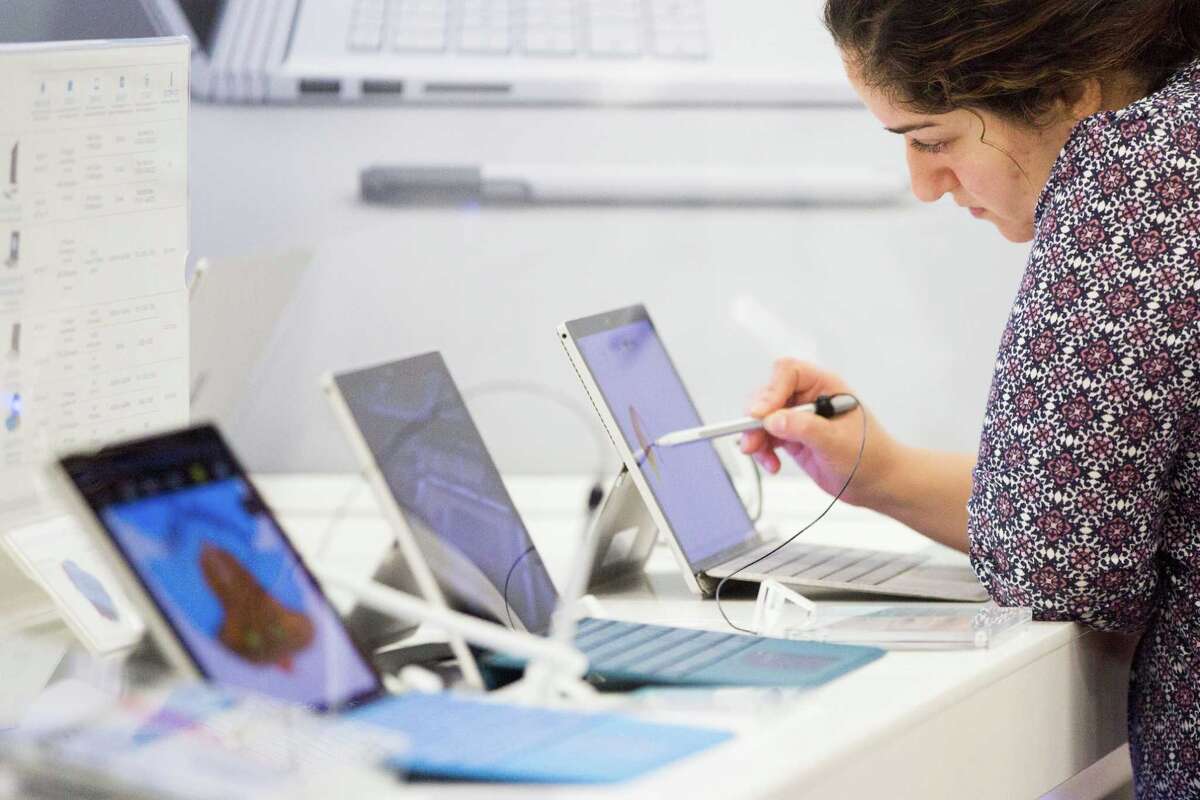 Online sales, early promotions dampen Black Friday crowds