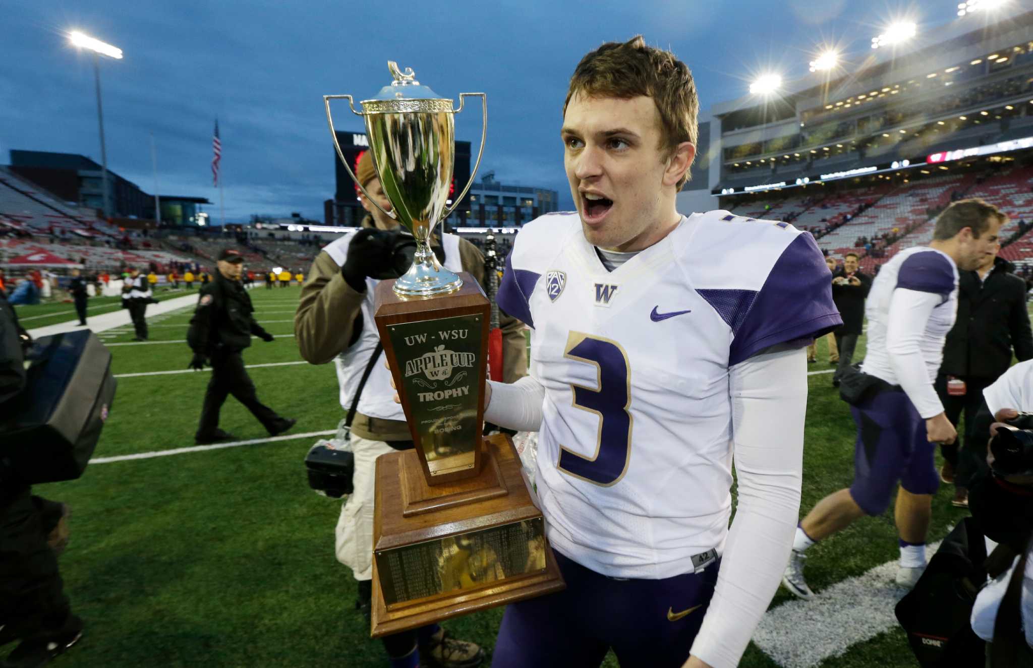 Jake Browning's scrambling loft beats outstretched LB's arms for 20-yard  gain