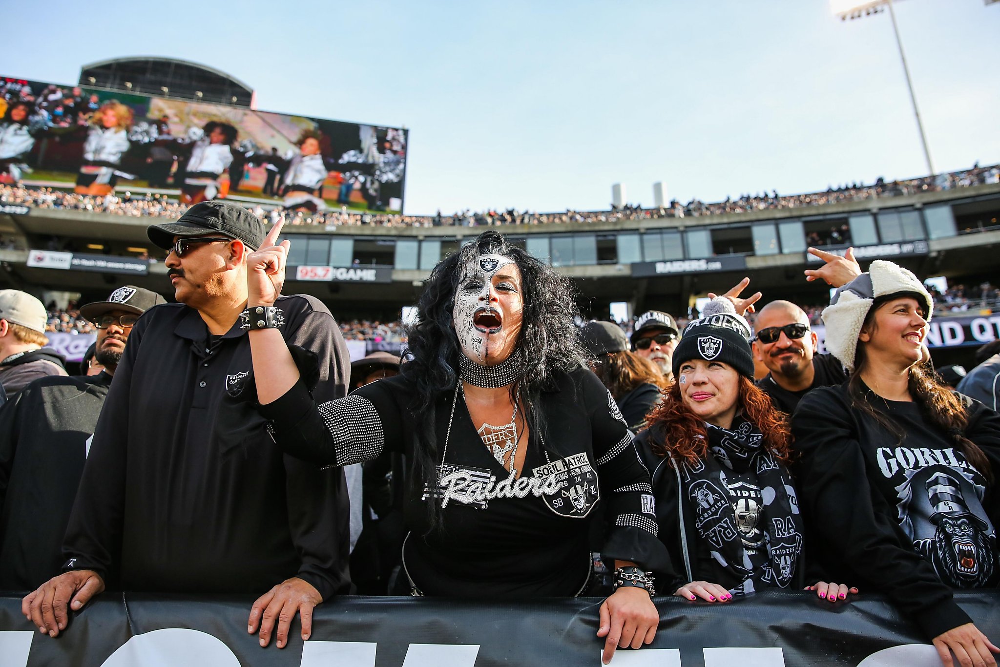 Outline emerges of Oakland stadium deal to keep Raiders