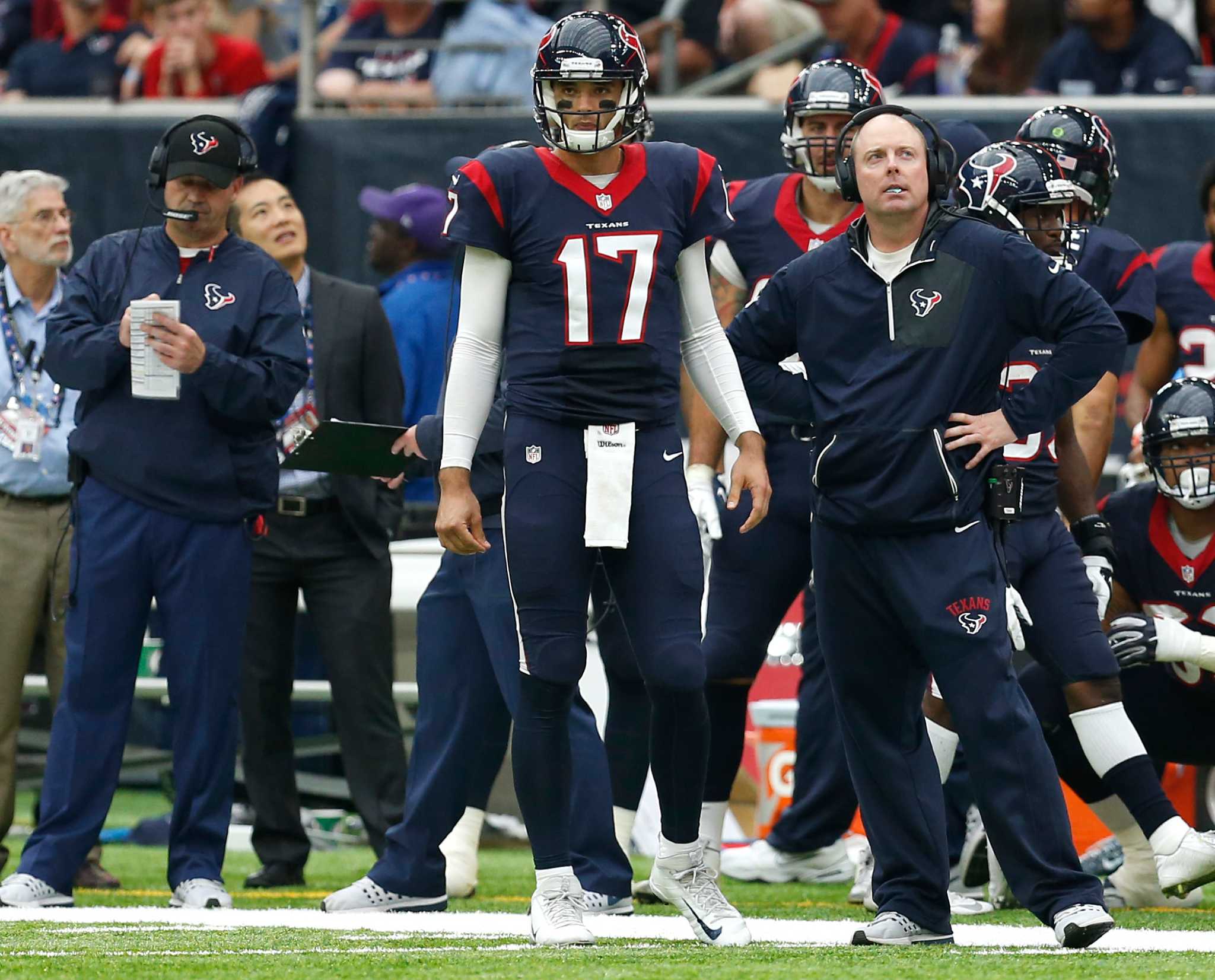 Brock Osweiler and Texans Knock the Battered Raiders Out of the Playoffs -  The New York Times