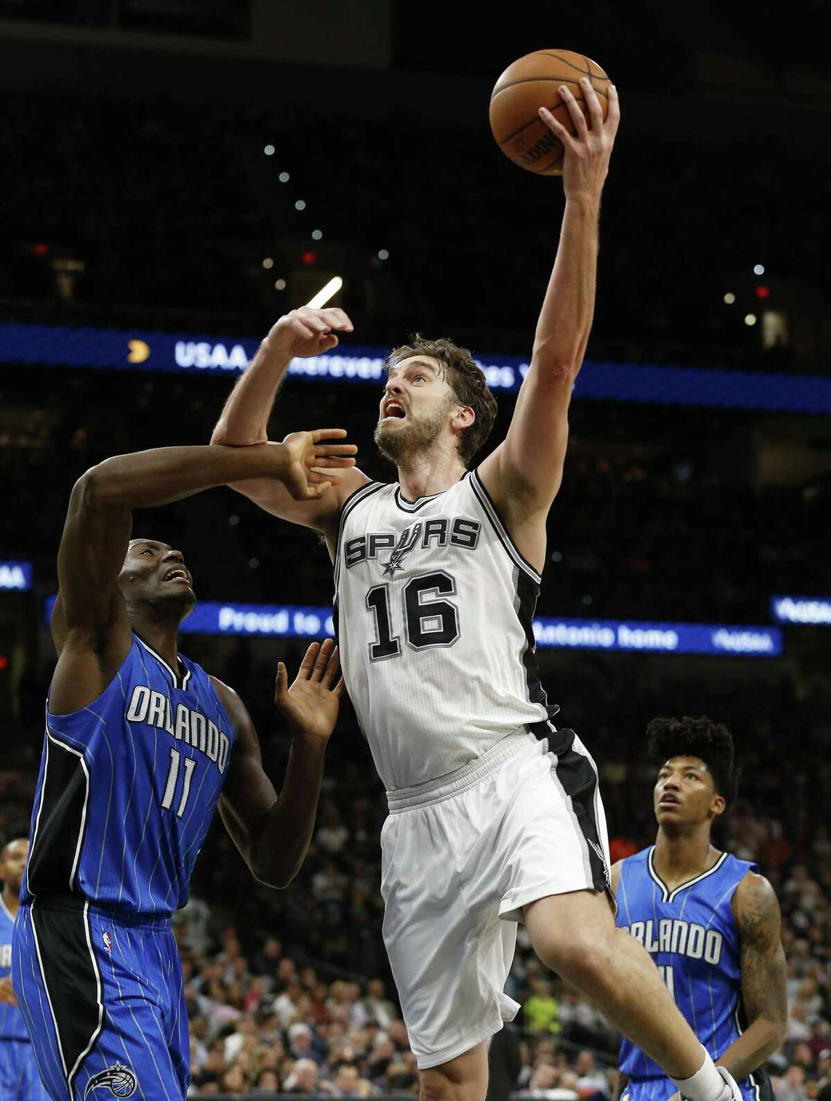 Spurs’ Pau Gasol shoots against the Orlando Magic’s Bismack Biyombo at the AT&T Center on Nov. 29, 2016.