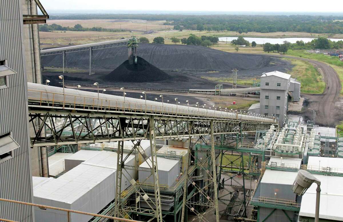 Coal is transported up a conveyor belt into the TXU Corp’s Big Brown coal-fired power plant in 2006, near Fairfield, Texas. The plant is one of three that Luminant announced this year will close. Its topography suits it well to be converted into a solar plant.