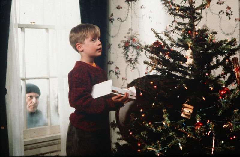 We Finally Figured Out What The Pas In Home Alone Did For A Living - Home Alone Decorations