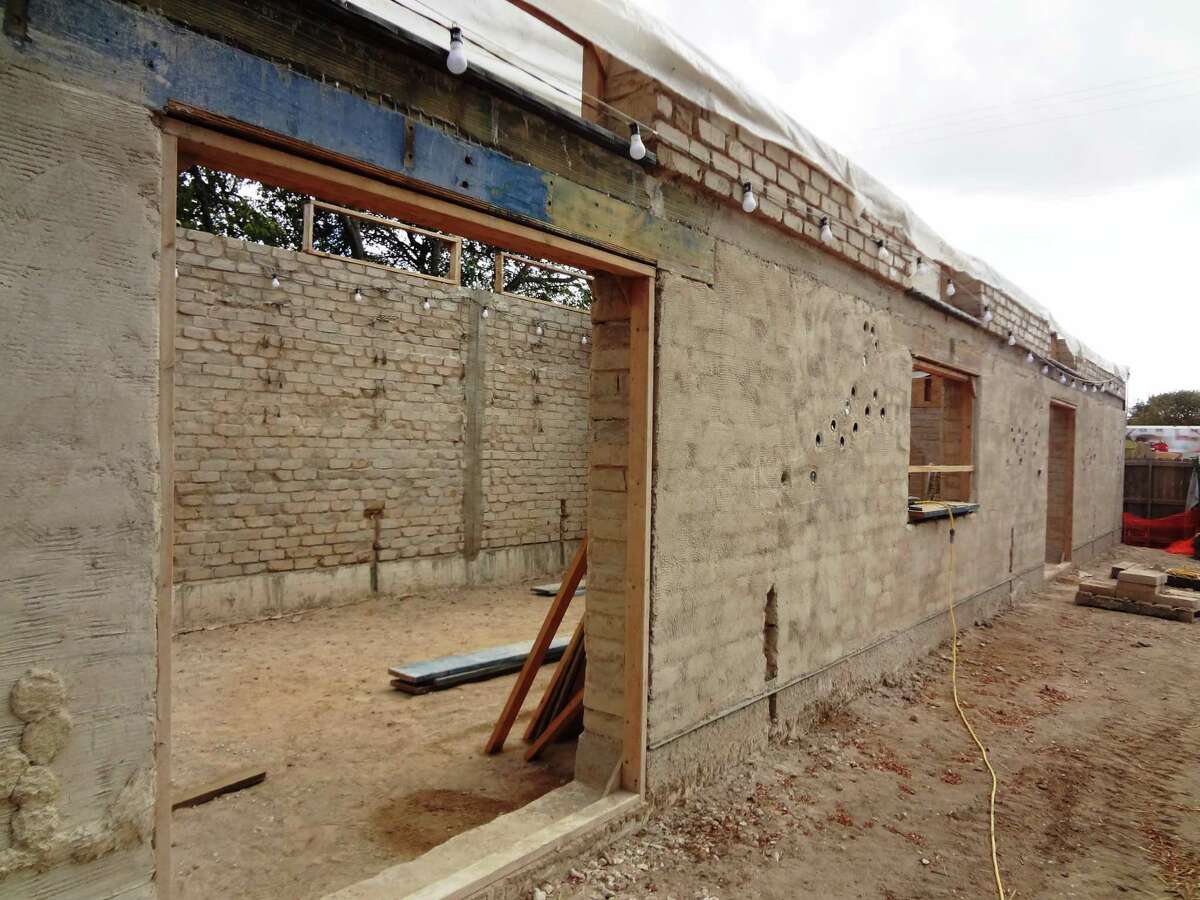 The facade of the MujerArtes studio, made of earthen bricks.