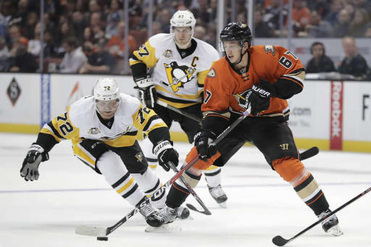 Anaheim Ducks' Rickard Rakell, right, moves the puck against Pittsburgh Penguins' Patric Hornqvist, of Sweden, during the second period of an NHL hockey game Wednesday, Nov. 2, 2016, in Anaheim, Calif. (AP Photo/Jae C. Hong)
