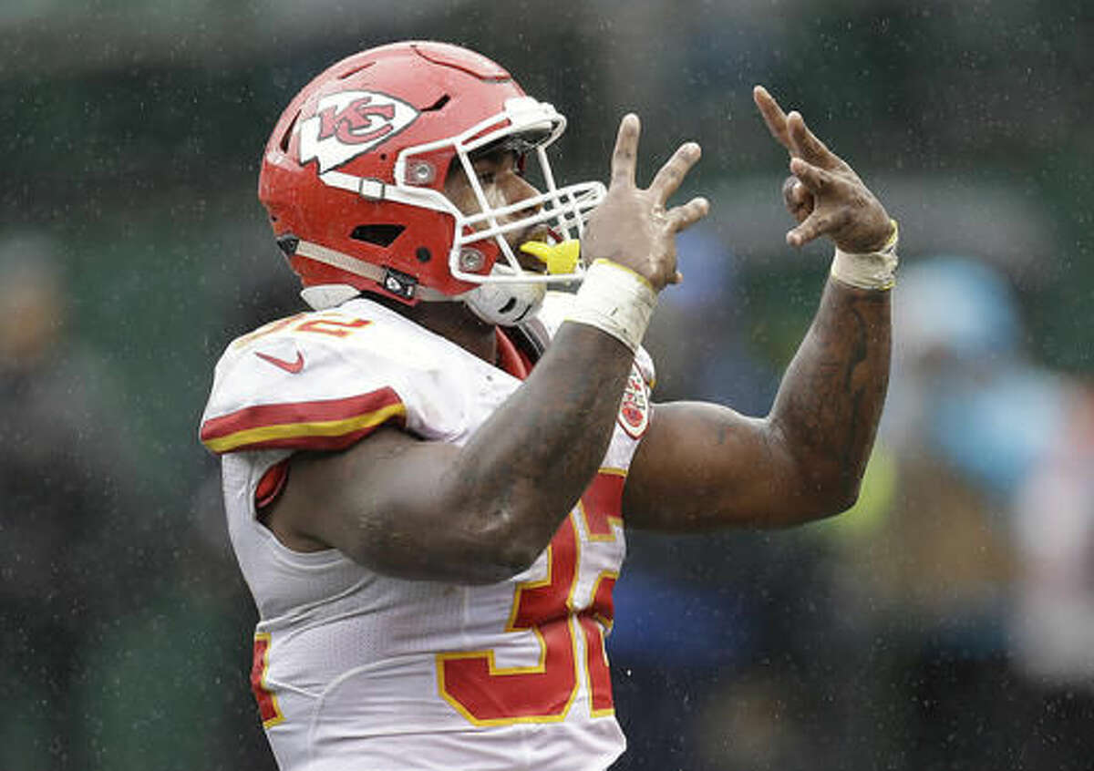 Ware, Smith help lead Chiefs to 26-10 over Raiders