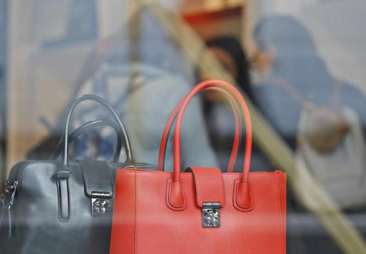 Louis Vuitton handbags 'cheapest in London' after Brexit vote - BBC News