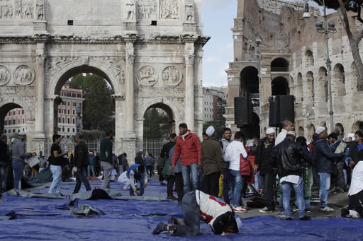 Muslims protest in front of Colosseum over mosque closures