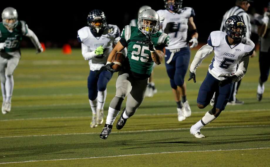 The Chronicle S Metro Top 50 Football Players Sfgate Spartans Kairee Robinson 25 On A 31 Yard Touchdown Run In The Second Quarter