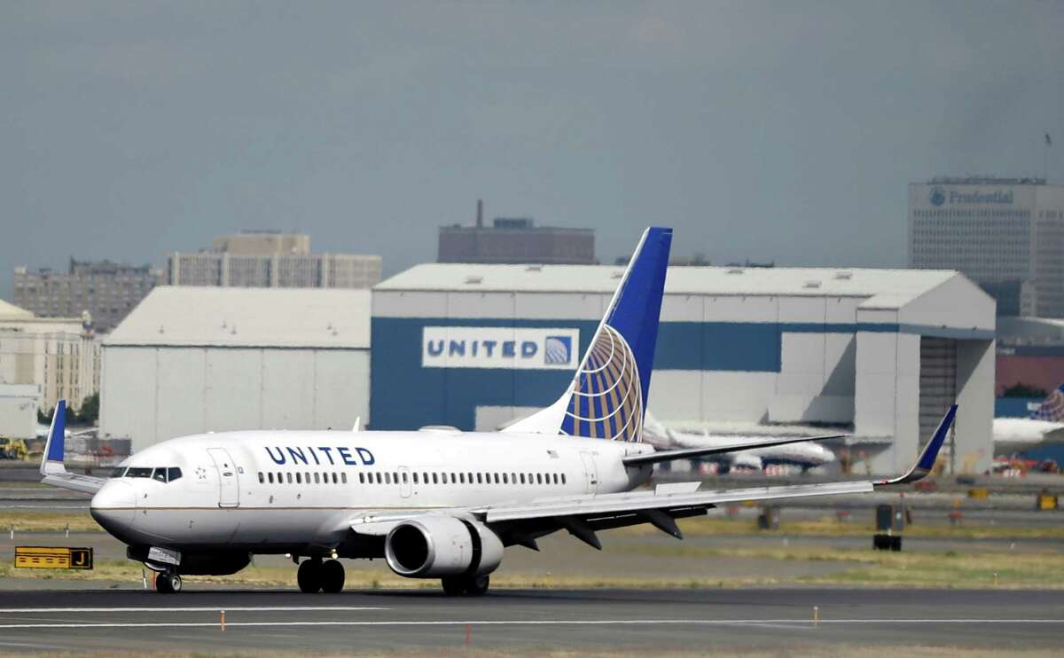 FILE - In this Sept. 8, 2015 file photo, a United Airlines passenger plane lands at Newark Liberty International Airport in Newark, N.J. The parent company of United Airlines will pay $2.4 million to settle civil charges by securities regulators over flights that were started to help an official who oversaw one of the airline's hub airports. The Securities and Exchange Commission said Friday, Dec. 2, 2016, that shareholders of United Continental Holdings Inc. paid for a money-losing flight that the airline approved only after disregarding its usual process for evaluating routes. (AP Photo/Mel Evans, File)