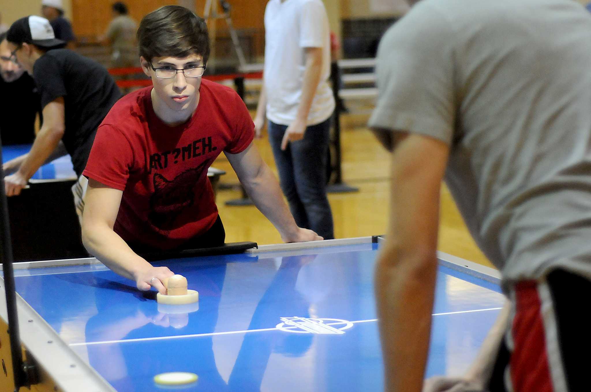 Dozens descend on UH to claim title of air hockey world champion