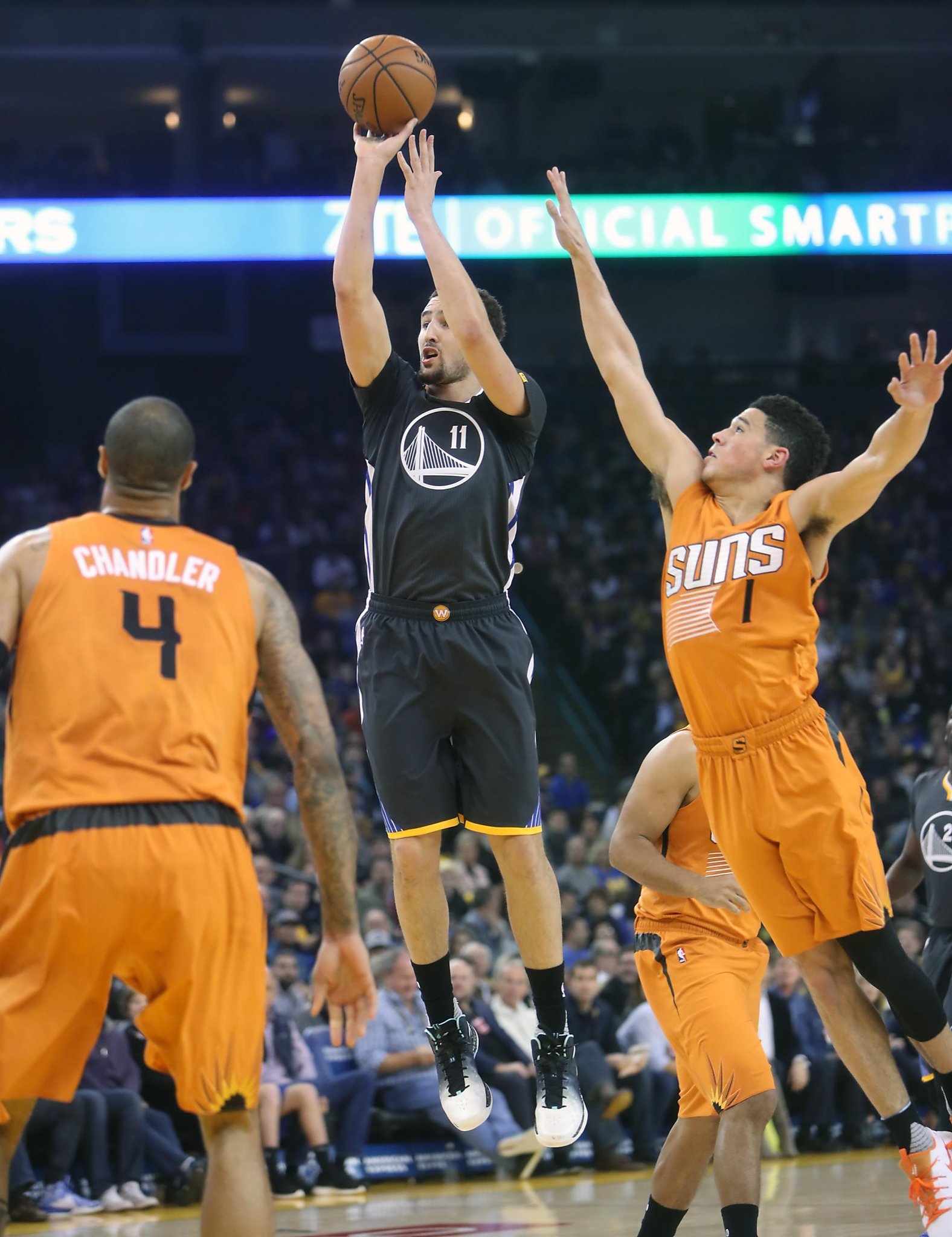 Warriors bounce back with rout of Suns