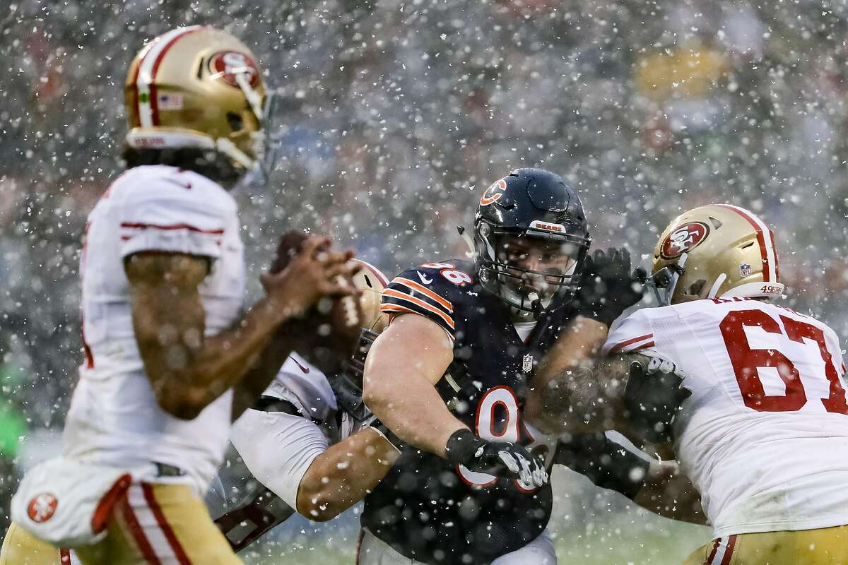 CHICAGO, IL - DECEMBER 04: Mitch Unrein #98 of the Chicago Bears attempts to sack Quarterback Colin Kaepernick #7 of the San Francisco 49ers, but is held back by Daniel Kilgore #67 in the third quarter at Soldier Field on December 4, 2016 in Chicago, Illinois. (Photo by Jonathan Daniel/Getty Images)