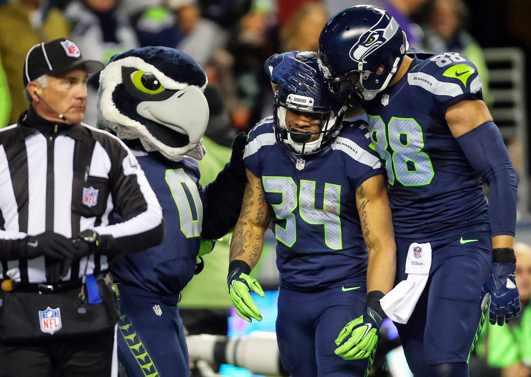 Marshawn Lynch greeted with cheers, Skittles in return to Seahawks end zone