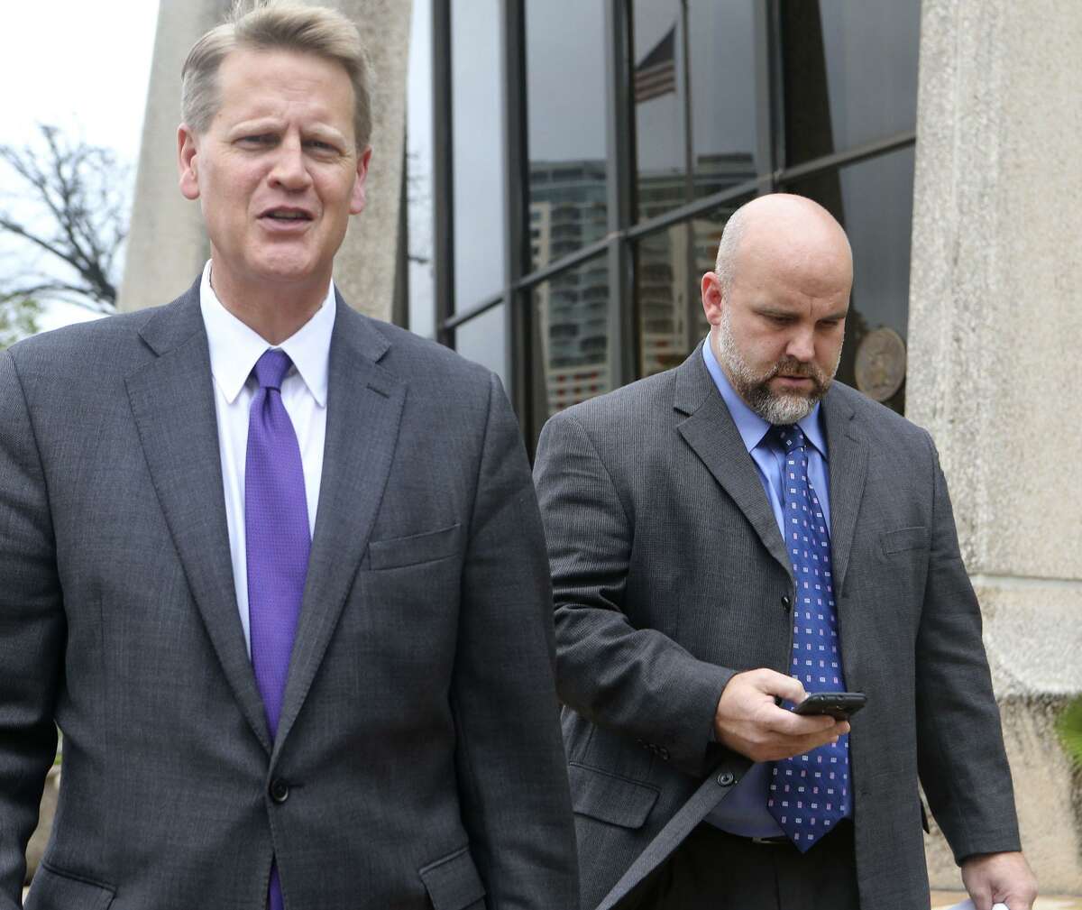 Shannon Smith (right), FourWinds Logistics’ former chief operating officer and 48-percent owner, was called by the prosecution to testify today in the criminal fraud trial of state Sen. Carlos Uresti. Smith pleaded guilty to one count of conspiracy to commit wire fraud in 2016 and has been cooperating with prosecutors. Smith is pictured here leaving the San Antonio federal courthouse in 2016 with his attorney Alex Scharff.