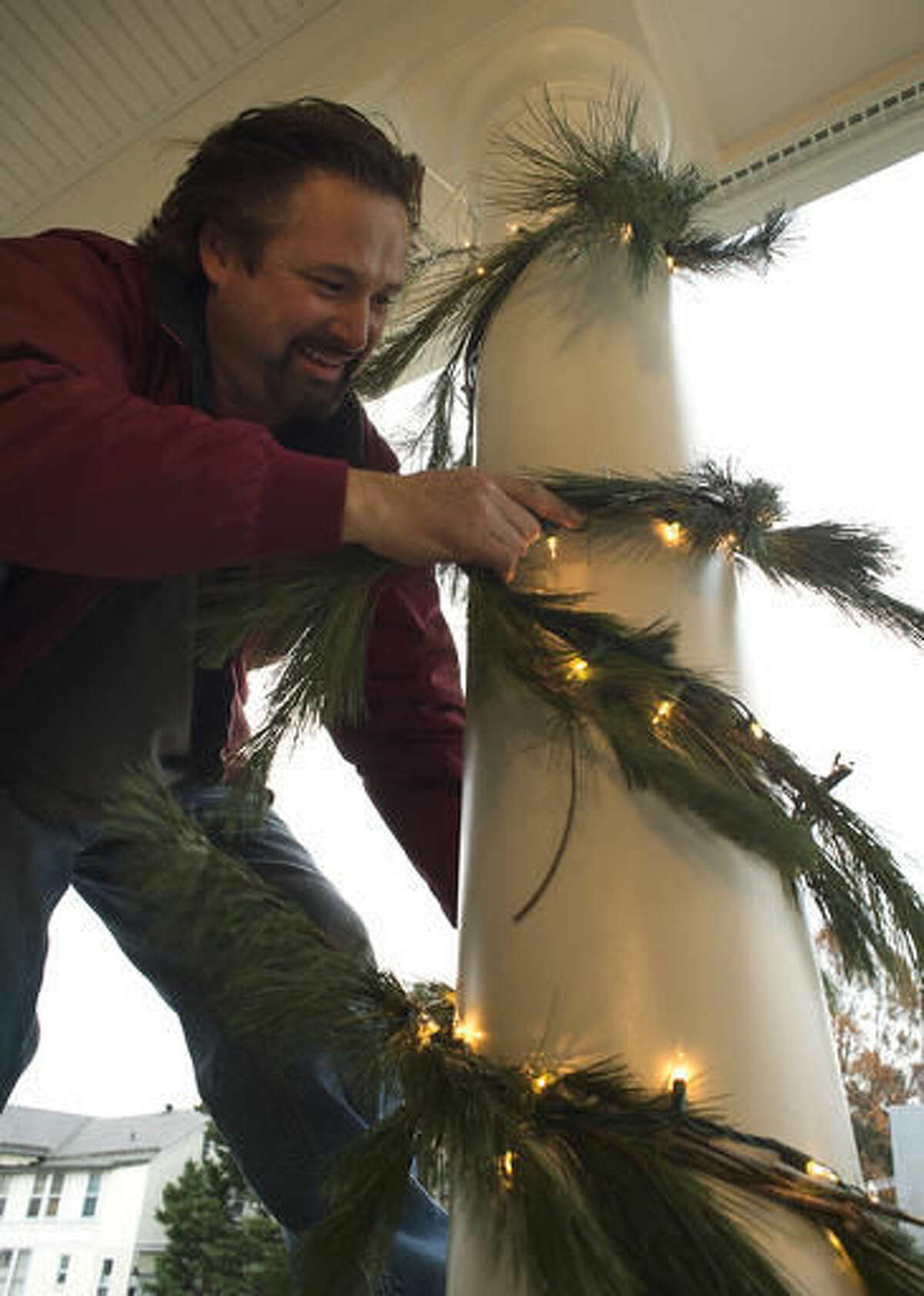 Christmas light decorating businesses busy for holidays