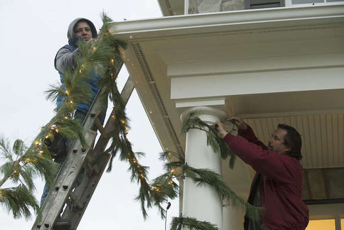 Christmas light decorating businesses busy for holidays