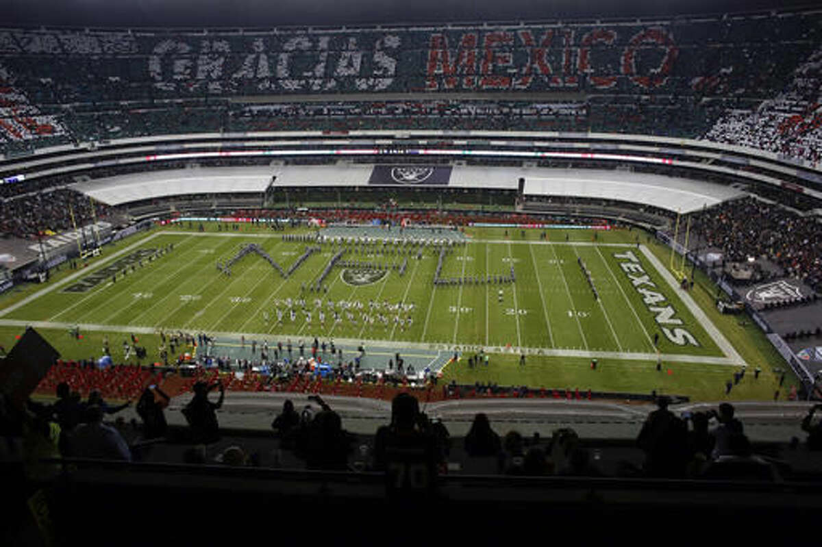 Carr helps Raiders rally past Texans 27-20 in Mexico City 