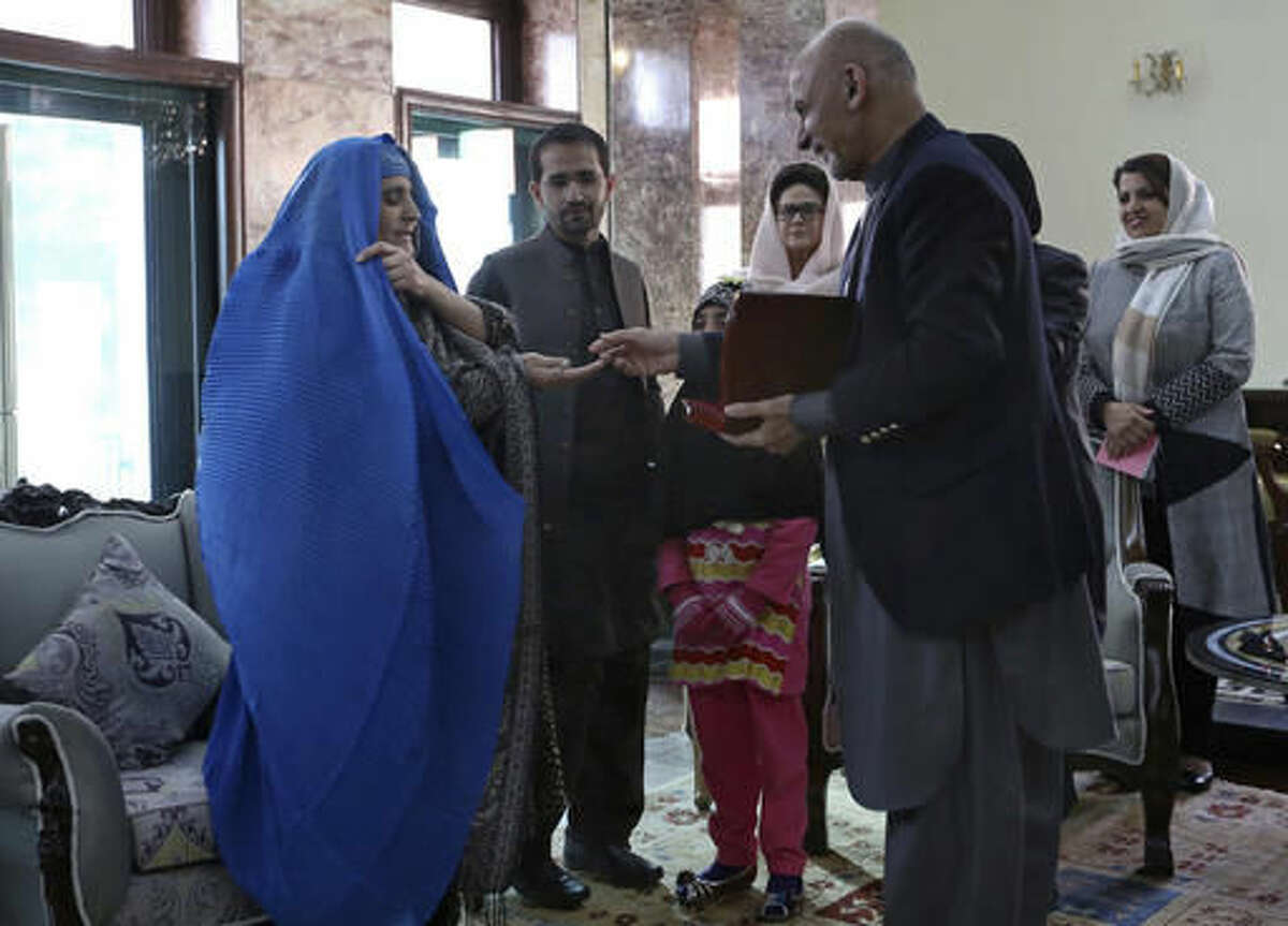Pakistan Deports National Geographics Iconic Afghan Girl 