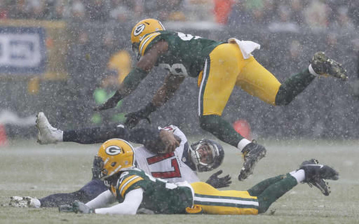 Houston Texans' Brock Osweiler runs for a first down during the first half of an NFL football game against the Green Bay Packers Sunday, Dec. 4, 2016, in Green Bay, Wis. (AP Photo/Matt Ludtke)