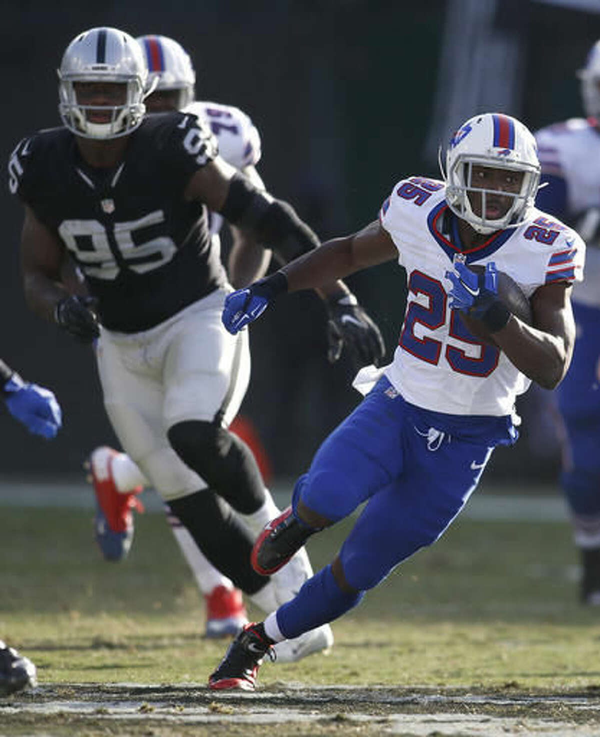 Carr leads another rally for Raiders in 38-24 win over Bills