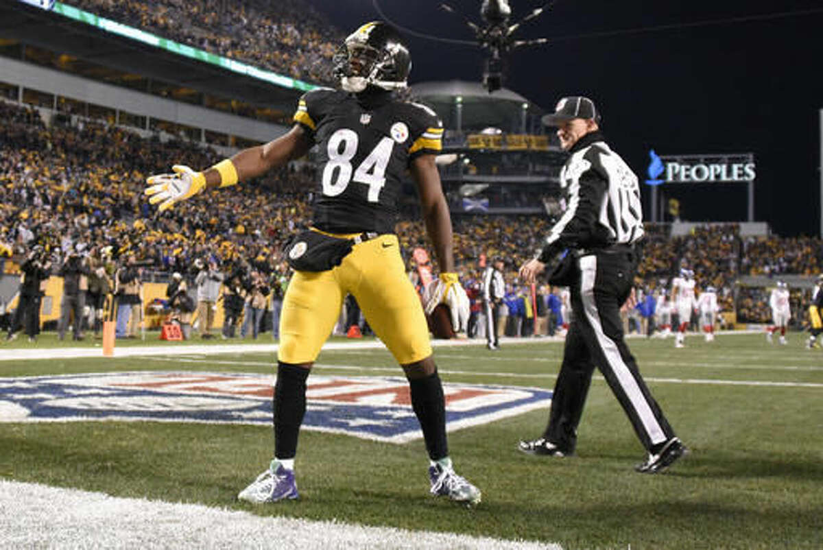 Pittsburgh Steelers wide receiver Antonio Brown (84) celebrates after catching a touchdown pass from quarterback Ben Roethlisberger during the first half of an NFL football game against the New York Giants in Pittsburgh, Sunday, Dec. 4, 2016. (AP Photo/Don Wright)