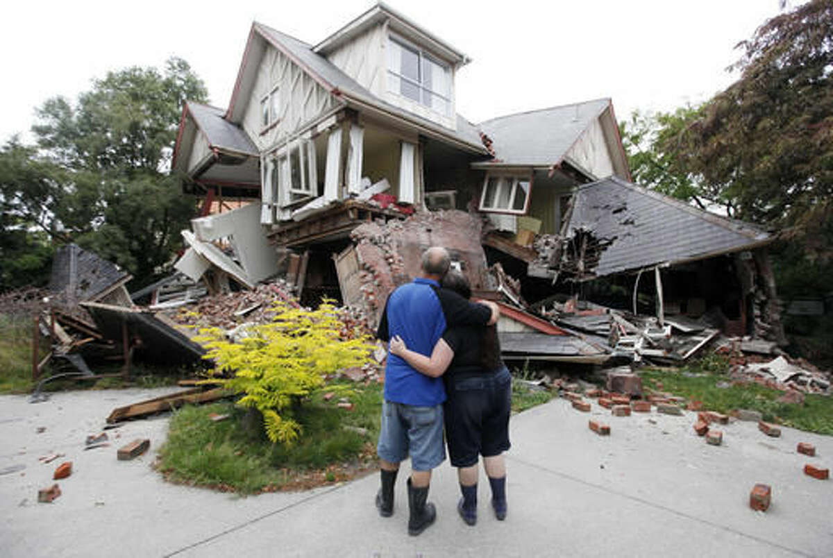 New Zealand plans rescue of tourists stranded by earthquake