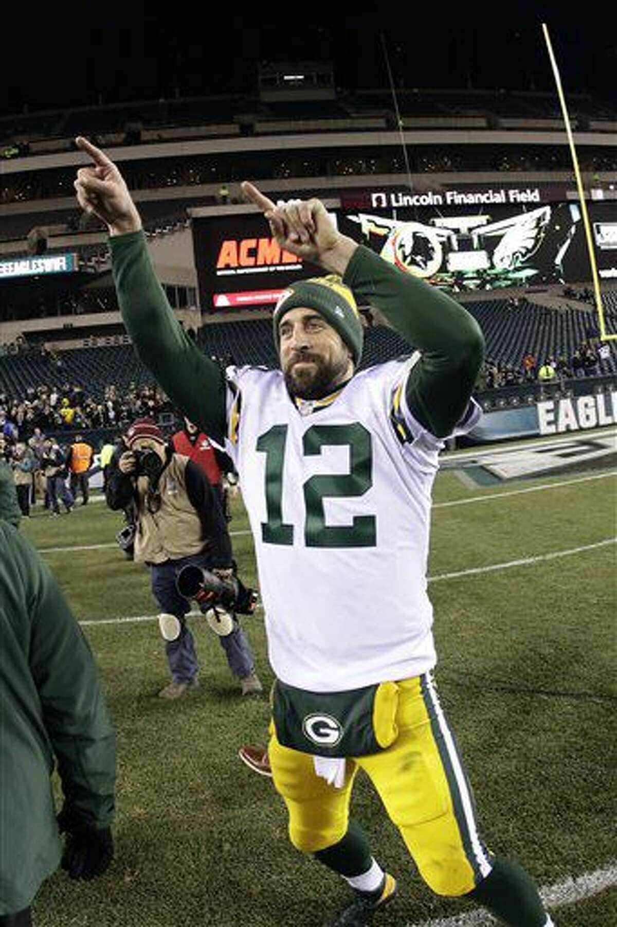 Rodgers tosses 2 TDs, Packers beat Eagles 27-13